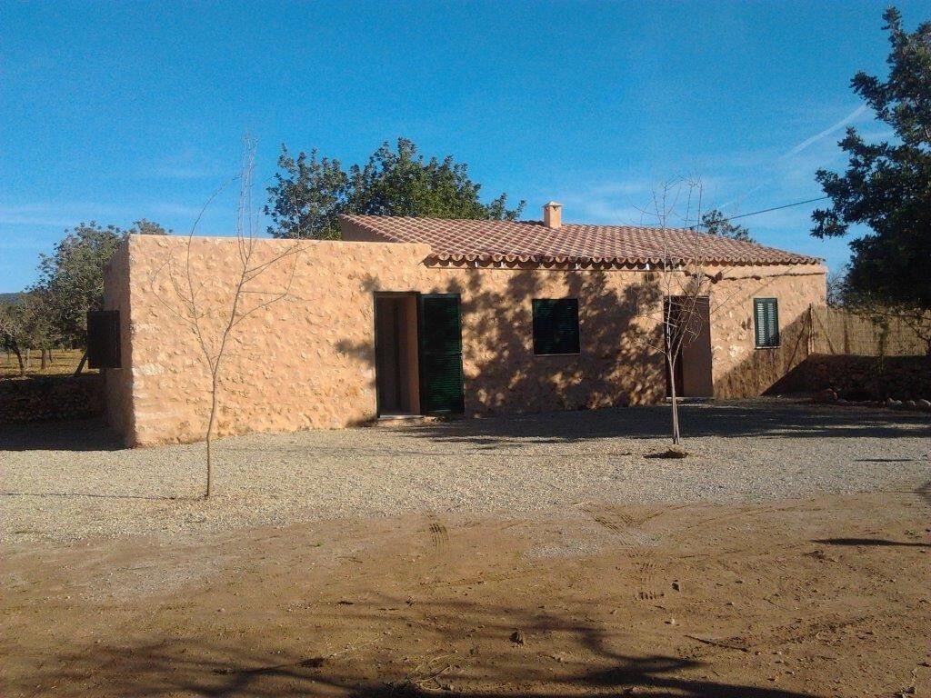 Casa de campo de piedra terminada, con cubierta de teja árabe