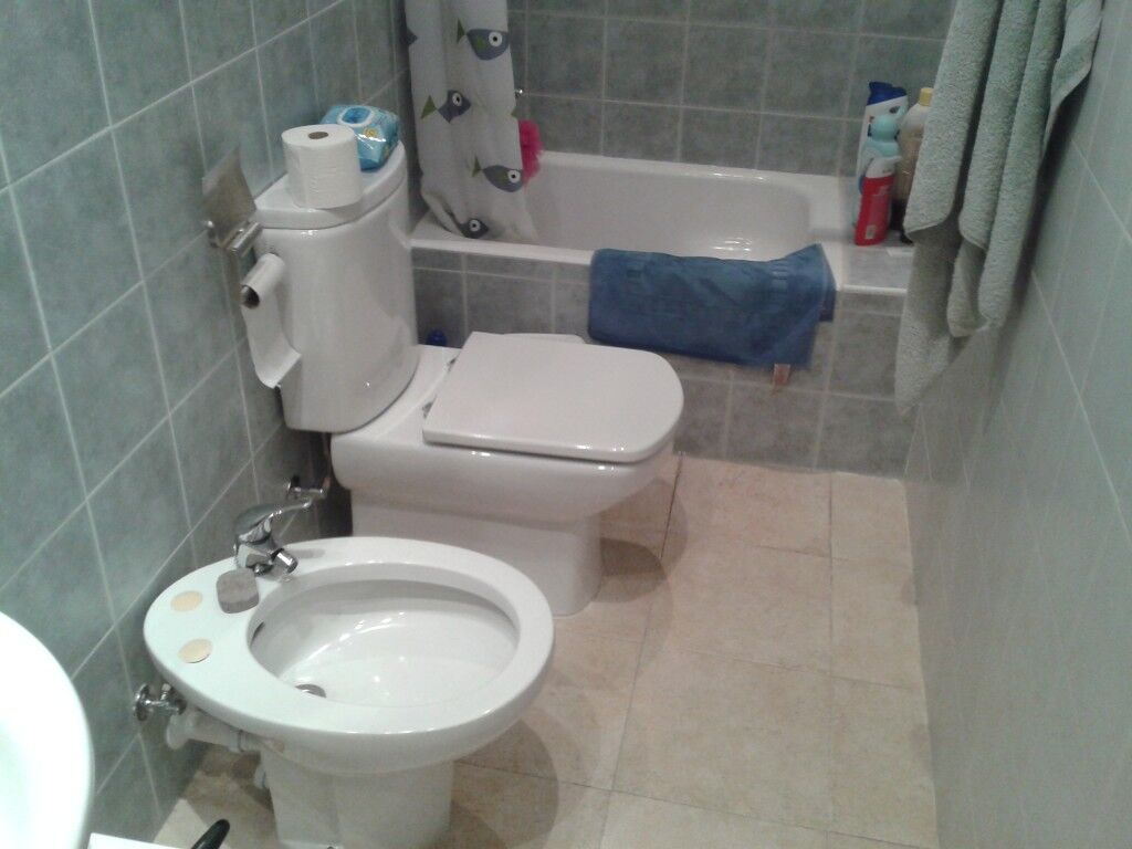 Baño completo con bañera, inodoro y bidé