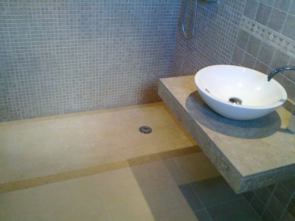 Lavabo sobre encimera de obra con paramento de gresite