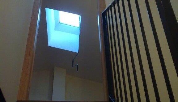 Interior con lucernario que ilumina una escalera