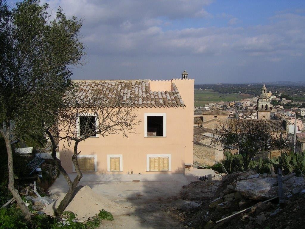 Vivienda de dos plantas terminada con vistas al pueblo