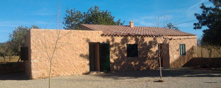 Casa de campo de piedra con cubierta de teja terminada